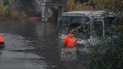 Автобус с 25 пассажирами едва не потонул в луже в Челябинске