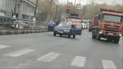 Человек попал под колеса автомобиля в Новокузнецке