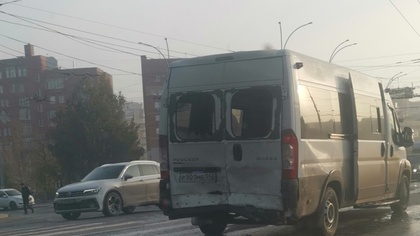 Автомобиль влетел в микроавтобус в Кемерове