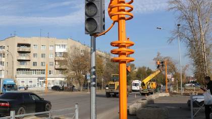 Кемеровские службы начали устанавливать светофоры на перекрестке Пролетарской улицы