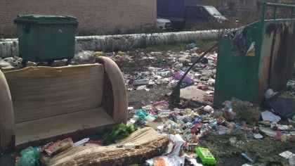 Заполонивший двор мусор ужаснул жителей кузбасского города