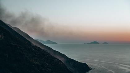 Проснувшийся на острове Стромболи в Италии вулкан стал местом притяжения туристов