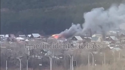 Более 30 человек тушили большой пожар в кемеровском жилом доме