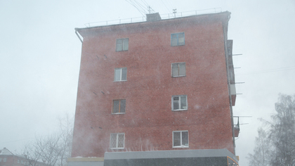 Трехлетняя жительница Иркутска выпала из окна многоэтажки