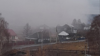 Густой дым от пожара заполонил улицу кузбасского города