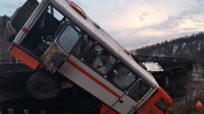 Число пострадавших при падении вахтового автобуса в Кузбассе выросло до 11