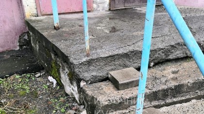 Разбитое крыльцо пятиэтажки встревожило кузбассовцев