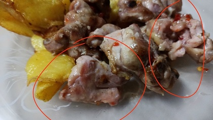 Сырая курица в тарелке шокировала посетительницу гриль-бара в Новокузнецке