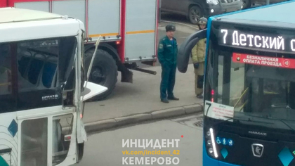 Автобусы столкнулись на кемеровском перекрестке