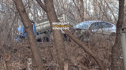 Грузовик слетел в кювет после ДТП с пьяным водителем в Кемерове