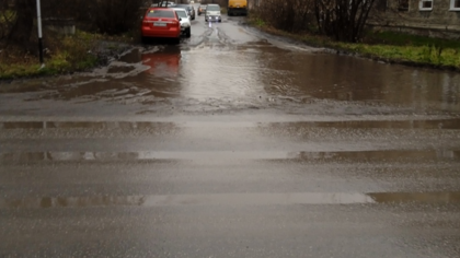 Затопленная улица возмутила жителей Кузбасса