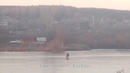 Кузбасские дети бегали по очень тонкому льду