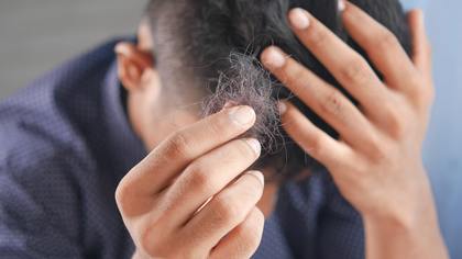 Российский врач раскрыл причины активного выпадения волос осенью