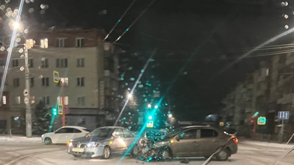 Две иномарки столкнулись на перекрестке в кузбасском городе