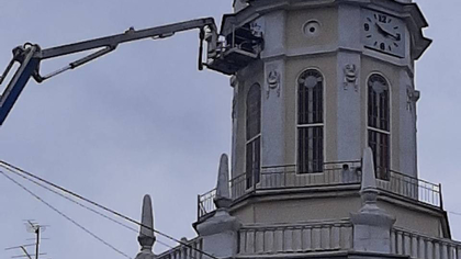 Кемеровские службы отремонтировали поврежденные в октябре часы на Главпочтамте