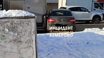 Фура протаранила иномарку на кемеровском проспекте: образовалась пробка