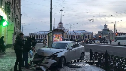 Иномарка вылетела на тротуар рядом с остановкой в Новокузнецке