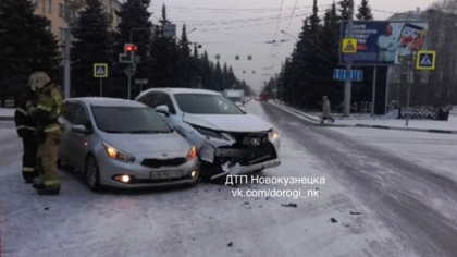 Автомобили "бок о бок" столкнулись в Новокузнецке