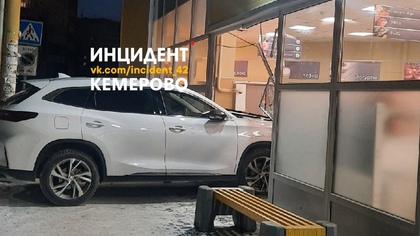 Внедорожник проломил стену магазина в Кемерове