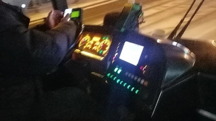 Отпустивший руль ради разговоров по телефону водитель автобуса разгневал новокузнечан