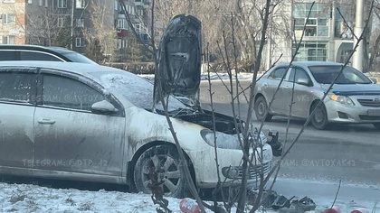 Автомобиль загорелся посреди дороги в Новокузнецке