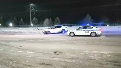 Водитель бросил автомобиль после столкновения с дорожным знаком в кузбасском городе