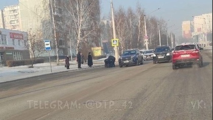 Человек попал под колеса автомобиля на новокузнецкой улице