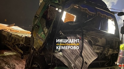 Грузовой автомобиль вдребезги разбился около кузбасского города