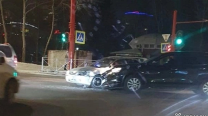 Иномарки столкнулись на оживленном перекрестке в Кемерове