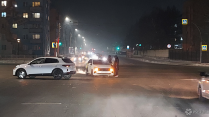 ДТП с участием такси произошло на кемеровской улице