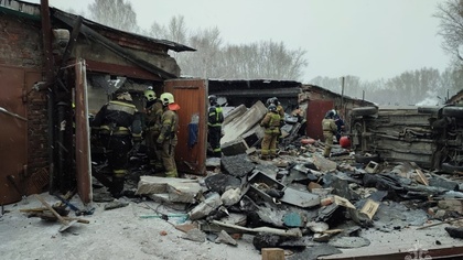 Взрыв уничтожил бетонные гаражи в Новосибирске