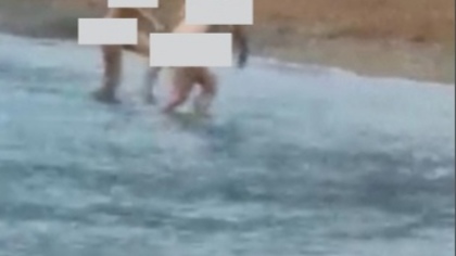 Две девушки искупались голышом в море в Геленджике на глазах у прохожих