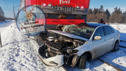 Поезд уничтожил выехавшую на рельсы машину в Кузбассе