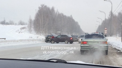 Два автомобиля столкнулись на шоссе в Новокузнецке