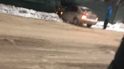 "Мягкая посадка": автомобилист протаранил забор в кузбасском городе