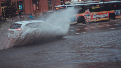 Потоп произошел на проезжей части в кузбасском городе
