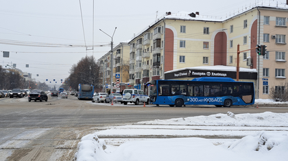 Автобус заблокировал движение на крупном кемеровском перекрестке