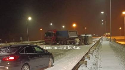 Видео с места жесткого ДТП с грузовиками на кемеровской трассе появились в Сети