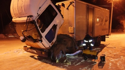 Двое водителей оказались в смертельной опасности на кузбасской трассе из-за морозов