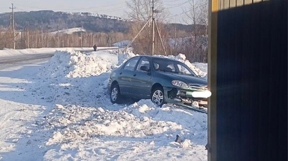 Автомобиль врезался в сугроб около остановки в Кузбассе