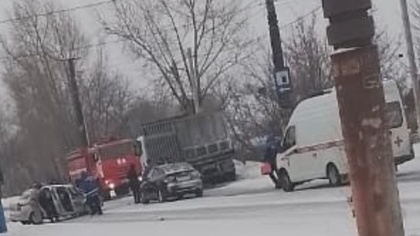 Два автомобиля столкнулись в кузбасском городе