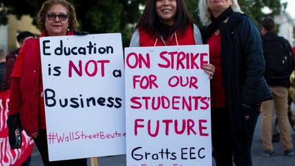 Учителя в Шотландии начали забастовку из-за низких зарплат