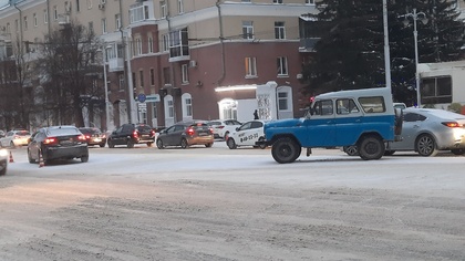 ДТП затруднило движение на оживленном проспекте в Кемерове