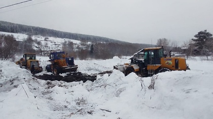 Снегоуборочная техника застряла в снегу во время его уборки в кузбасском городе