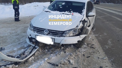 Автомобиль лишился бампера в результате ДТП в Кемерове