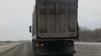 Соцсети: грузовик без номеров засыпал углем кузбасскую трассу
