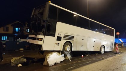 Автобус с пассажирами врезался в бетонное ограждение в Краснодарском крае
