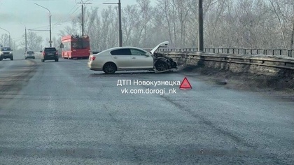 Автомобиль перегородил дорожную полосу на новокузнецкой дороге