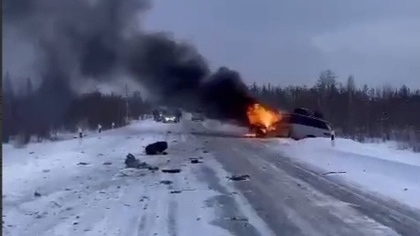 Микроавтобус загорелся после ДТП в Якутии: есть пострадавшие