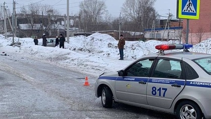 Мать погибла: женщина с маленьким ребенком попала под колеса автомобиля в кузбасском городе